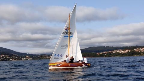 Un bote de Vela Latina Canaria dominando la r&iacute;a gallega