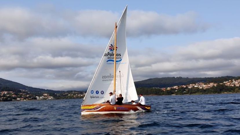 Un bote de Vela Latina Canaria dominando la r&iacute;a gallega