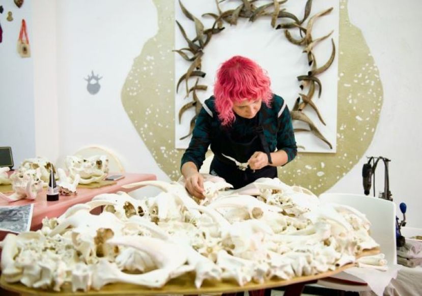 LA ARTISTA CRISTINA D&Eacute;NIZ FORMULA EN EL CENTRO DE ARTES PL&Aacute;STICAS UNA LECTURA DE LA NATURALEZA COMO RELIQUIA, PARTIENDO DE LA EST&Eacute;TICA DE LO SAGRADO