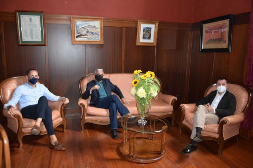 Agradecimiento por los a&ntilde;os en la direcci&oacute;n del Museo Antonio Padr&oacute;n a C&eacute;sar Ubierna