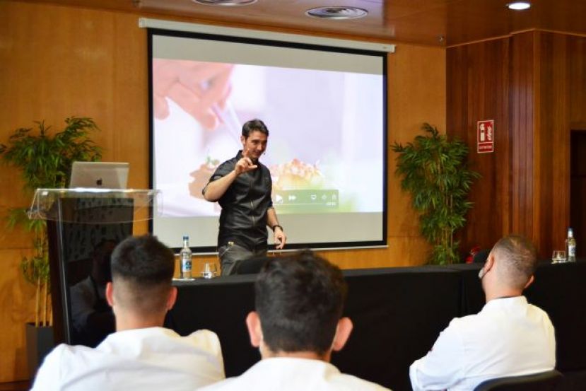 El chef Fran L&oacute;pez, con dos estrellas Michelin, imparte una clase magistral en Hecansa