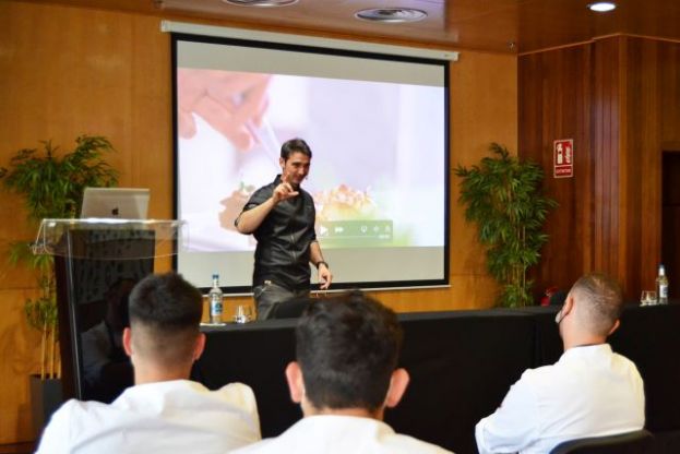 El chef Fran L&oacute;pez, con dos estrellas Michelin, imparte una clase magistral en Hecansa