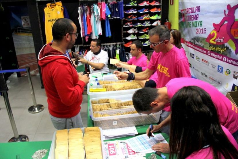 Gran afluencia de corredores en el primer d&iacute;a de entrega de dorsales para la V Circular Extrema Villa de Moya