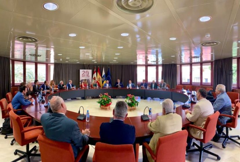 El Cabildo de La Gomera y la CEOE abordan la realidad empresarial de la isla