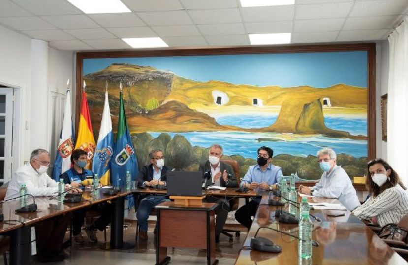 Torres resalta el esfuerzo de medios en el incendio de Arico y considera clave la intervenci&oacute;n de este viernes