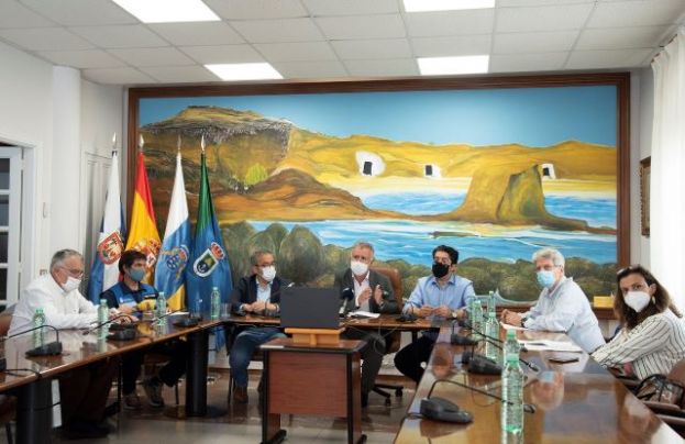 Torres resalta el esfuerzo de medios en el incendio de Arico y considera clave la intervenci&oacute;n de este viernes