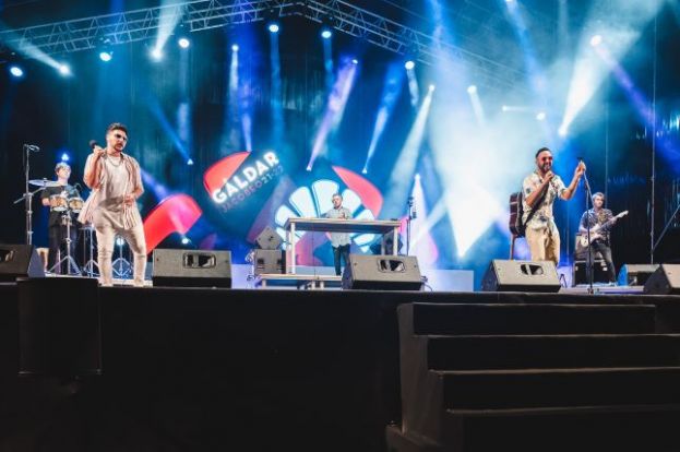 G&aacute;ldar: Los j&oacute;venes disfrutan con las actuaciones de Ptazeta y L&eacute;rica