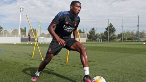 El Real Madrid comunica que Alaba ha dado positivo por COVID-19