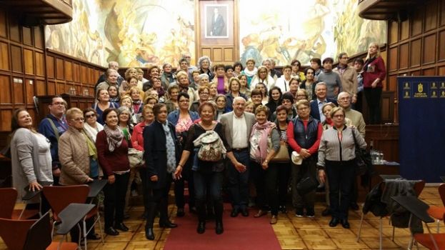 M&aacute;s de un centenar de alumnos del Centro de Adultos de Vecindario toma el pleno