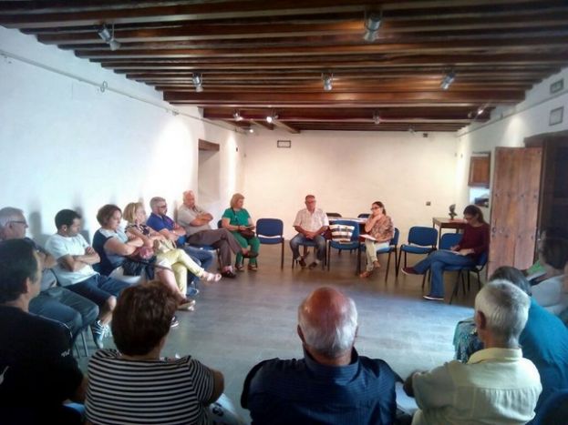 Reuni&oacute;n de los representantes vecinales con la concejala Nuria Esther Vega